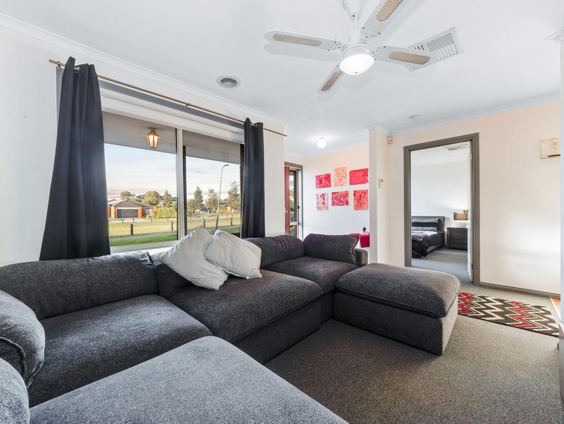 Photo - 27 Genoa Way, Cranbourne West VIC 3977 - Image 3