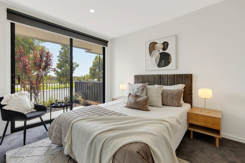 Photo - 27 Gilded Way, Craigieburn VIC 3064 - Image 11