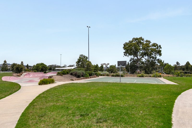 Photo - 27 Gilded Way, Craigieburn VIC 3064 - Image 19