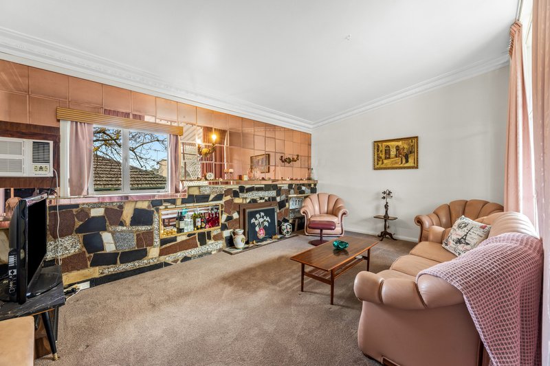 Photo - 27 Gillard Street, Burwood VIC 3125 - Image 2