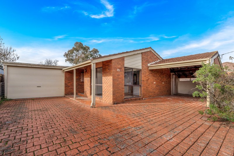 Photo - 27 Gillingham Crescent, Craigieburn VIC 3064 - Image 3