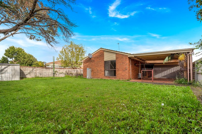 Photo - 27 Gillingham Crescent, Craigieburn VIC 3064 - Image 12