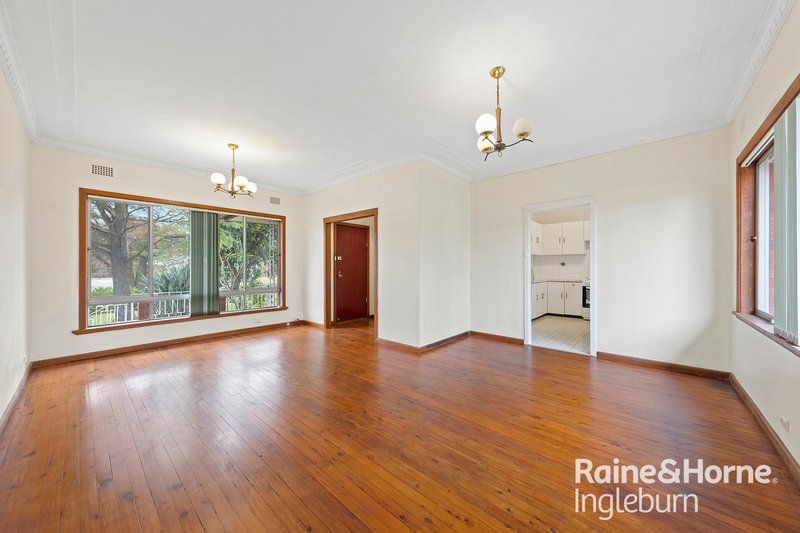 Photo - 27 Gordon Avenue, Ingleburn NSW 2565 - Image 2