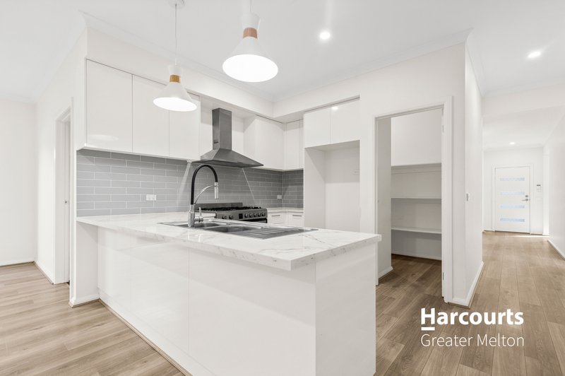 Photo - 27 Granholm Grove, Harkness VIC 3337 - Image 2