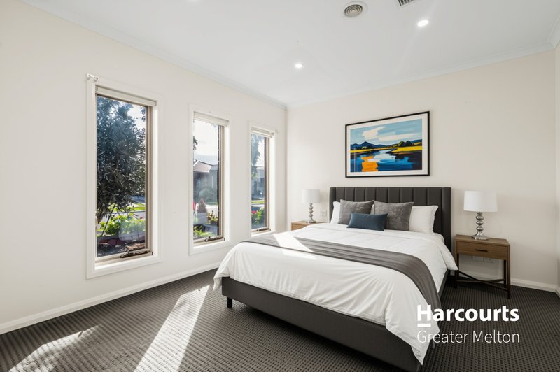 Photo - 27 Granholm Grove, Harkness VIC 3337 - Image 4
