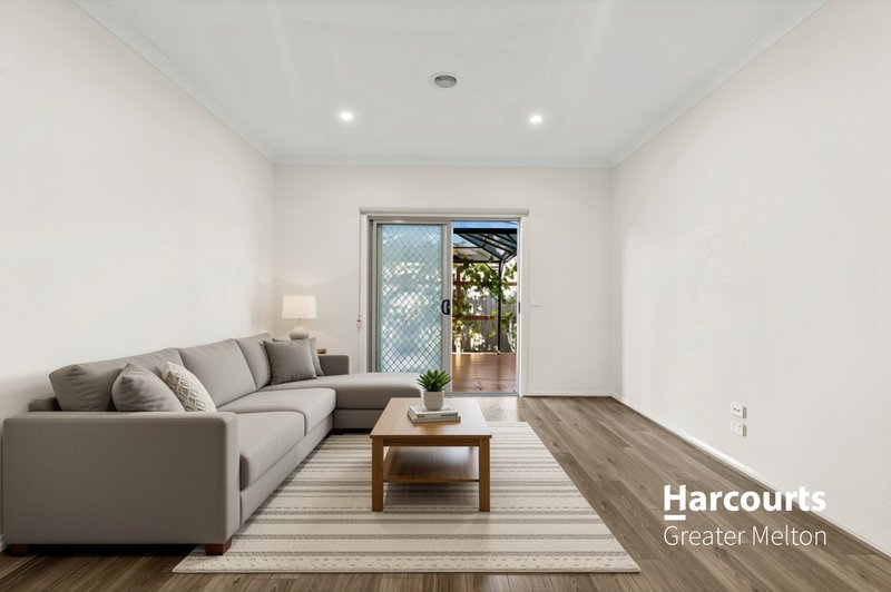 Photo - 27 Granholm Grove, Harkness VIC 3337 - Image 9