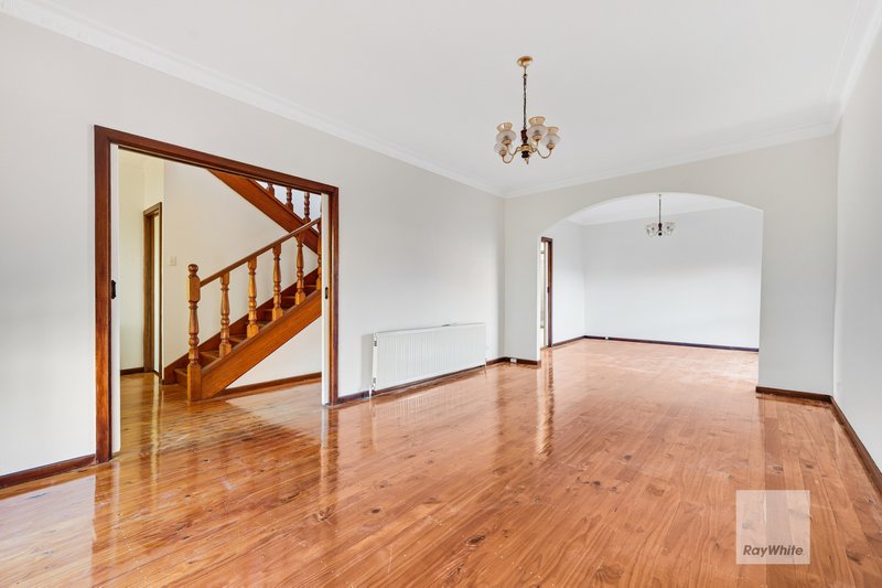 Photo - 27 Grantley Drive, Gladstone Park VIC 3043 - Image 3