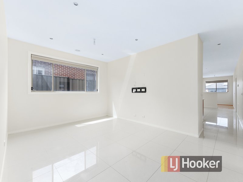 Photo - 27 Hackney Circuit, Clyde North VIC 3978 - Image 4