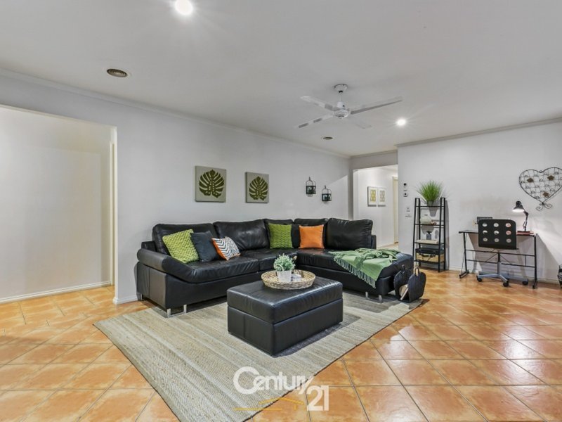 Photo - 27 Harness Place, Pakenham VIC 3810 - Image 4