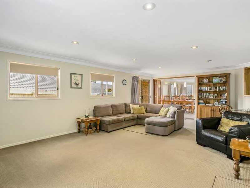 Photo - 27 Hastings Crescent, Carrara QLD 4211 - Image 6