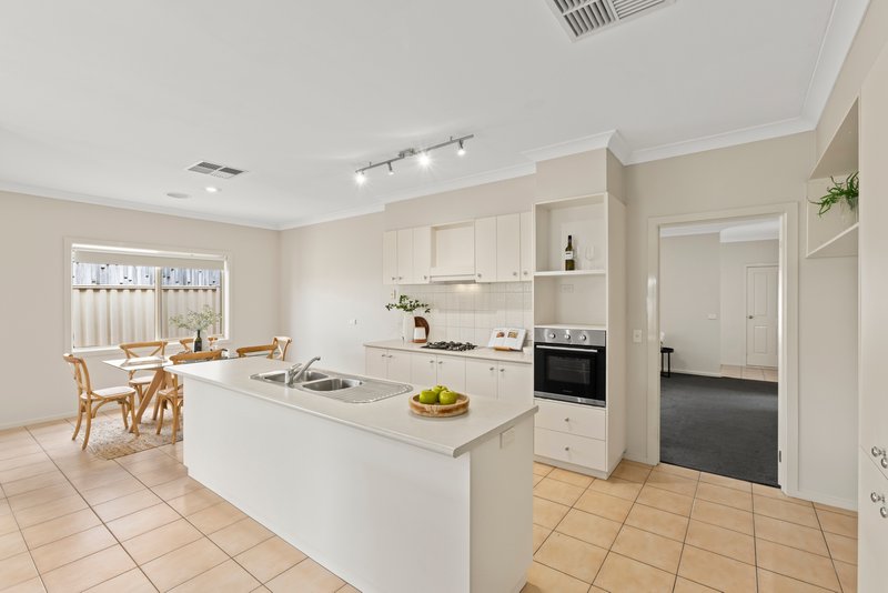 Photo - 2/7 Helmer Crescent, Thomson VIC 3219 - Image 5