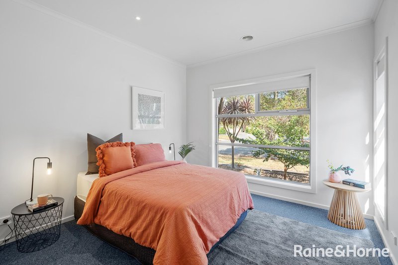 Photo - 27 Highbury Circuit, Craigieburn VIC 3064 - Image 14