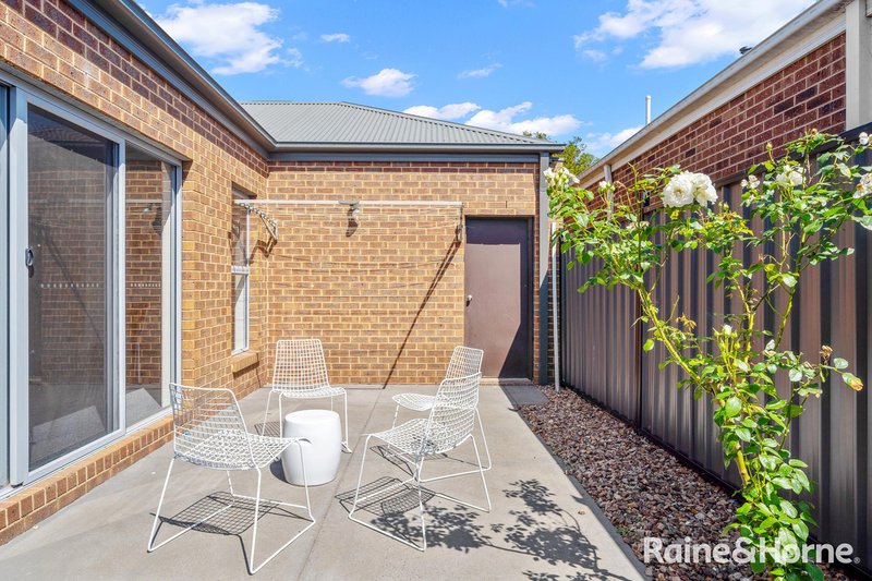 Photo - 27 Highbury Circuit, Craigieburn VIC 3064 - Image 26