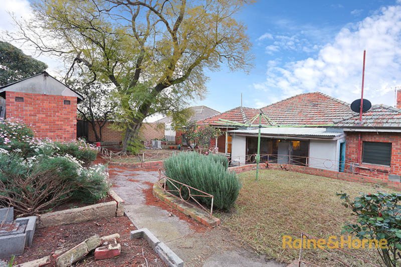 Photo - 27 Hillside Crescent, Maribyrnong VIC 3032 - Image 6