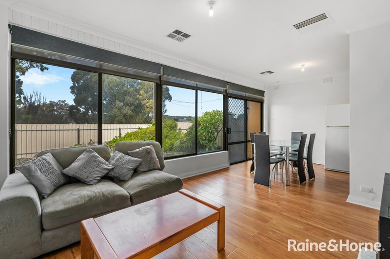 Photo - 27 Holly Rise, Hackham West SA 5163 - Image 3