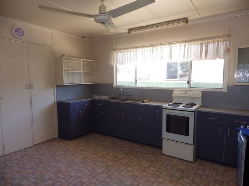 Photo - 27 Jackson Street, Roma QLD 4455 - Image 2