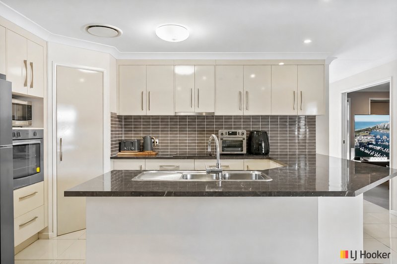 Photo - 27 Jamie Crescent, Gracemere QLD 4702 - Image 2