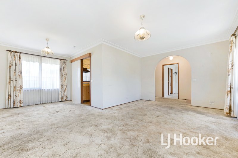 Photo - 27 Jeffrey Street, Hampton Park VIC 3976 - Image 2