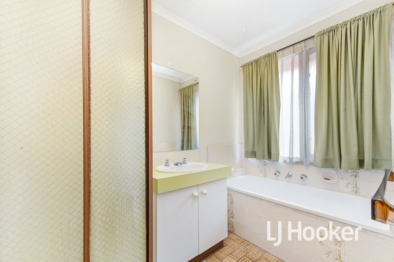 Photo - 27 Jeffrey Street, Hampton Park VIC 3976 - Image 10