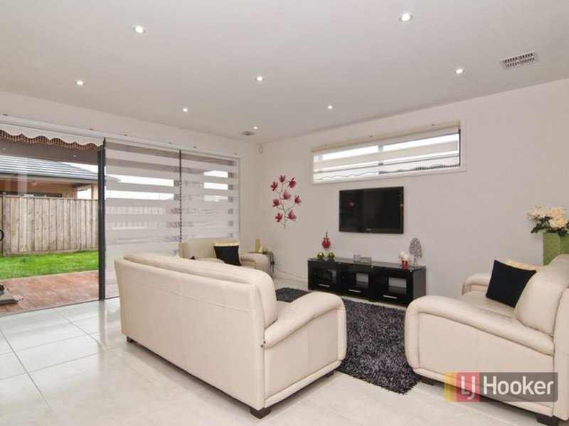 Photo - 27 Juneberry Drive, Keysborough VIC 3173 - Image 8