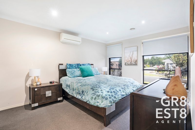 Photo - 27 Jupiter Crescent, Cranbourne West VIC 3977 - Image 3