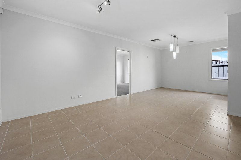 Photo - 27 Keane Crescent, Lalor VIC 3075 - Image 5