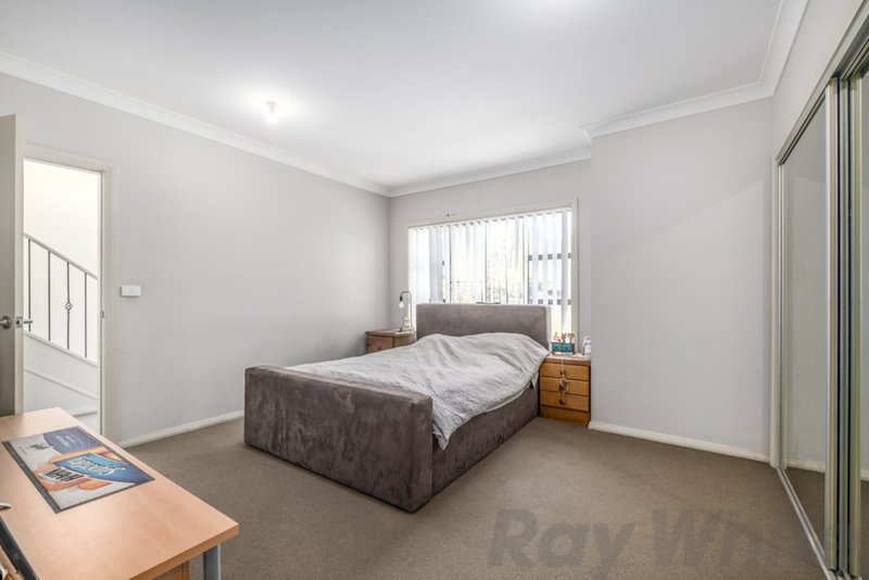 Photo - 27 Kestrel Circuit, Shortland NSW 2307 - Image 8