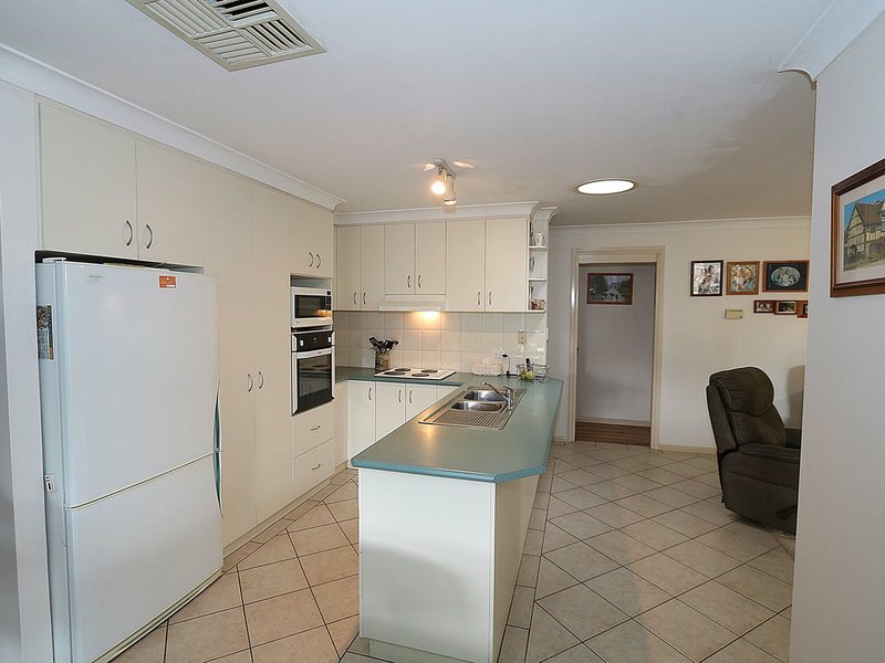 Photo - 27 Kimba Drive, Glenfield Park NSW 2650 - Image 3