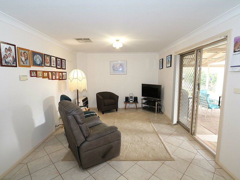 Photo - 27 Kimba Drive, Glenfield Park NSW 2650 - Image 6