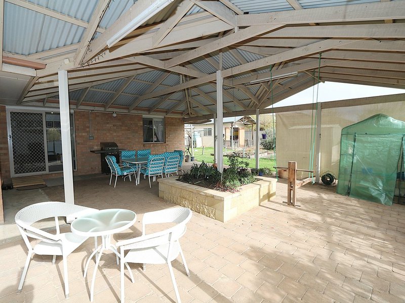 Photo - 27 Kimba Drive, Glenfield Park NSW 2650 - Image 12