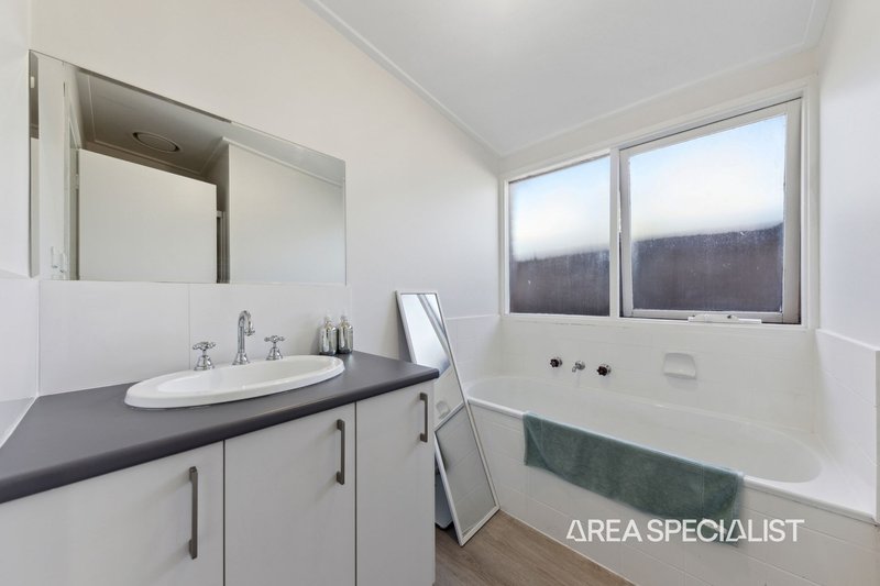 Photo - 27 Kingston Avenue, Pakenham VIC 3810 - Image 8