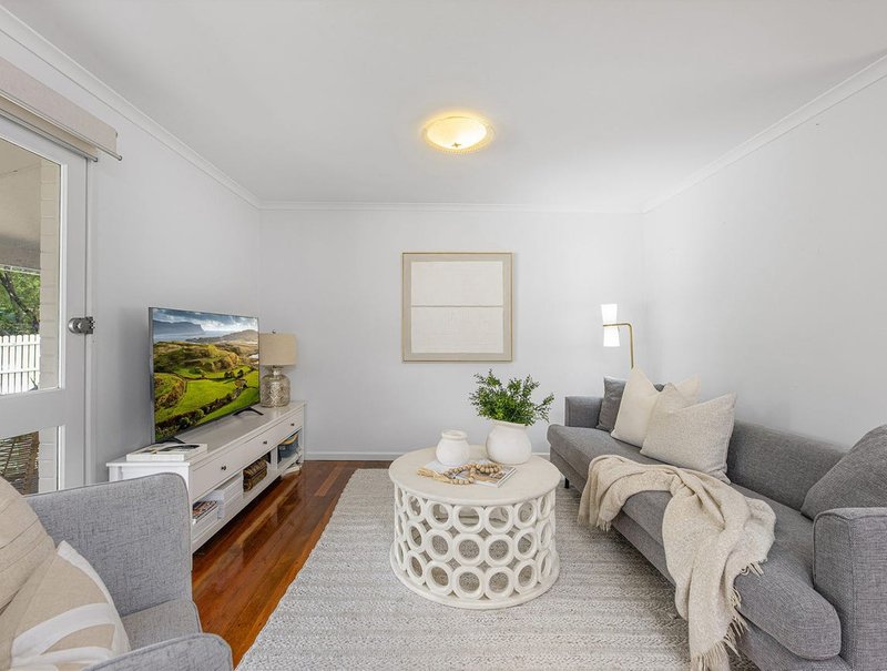Photo - 27 Kingussie Street, Kenmore QLD 4069 - Image 4