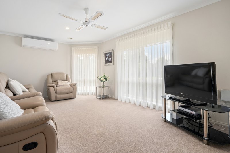 Photo - 2/7 Kookaburra Walk, South Morang VIC 3752 - Image 5