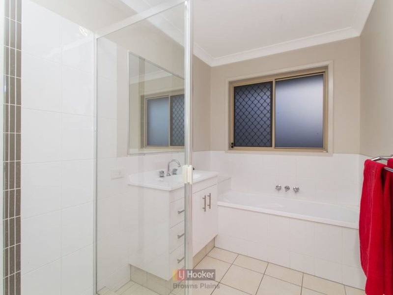 Photo - 27 Lachlan Lane, Hillcrest QLD 4118 - Image 6