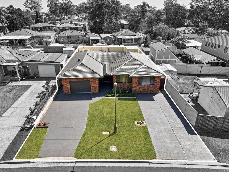 Photo - 27 Larapinta Crescent, St Helens Park NSW 2560 - Image 2