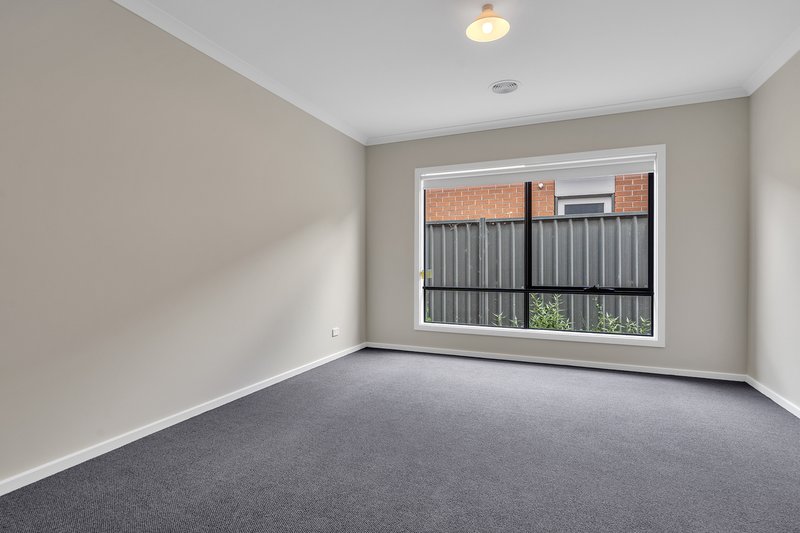 Photo - 27 Lepperton Street, Werribee VIC 3030 - Image 7