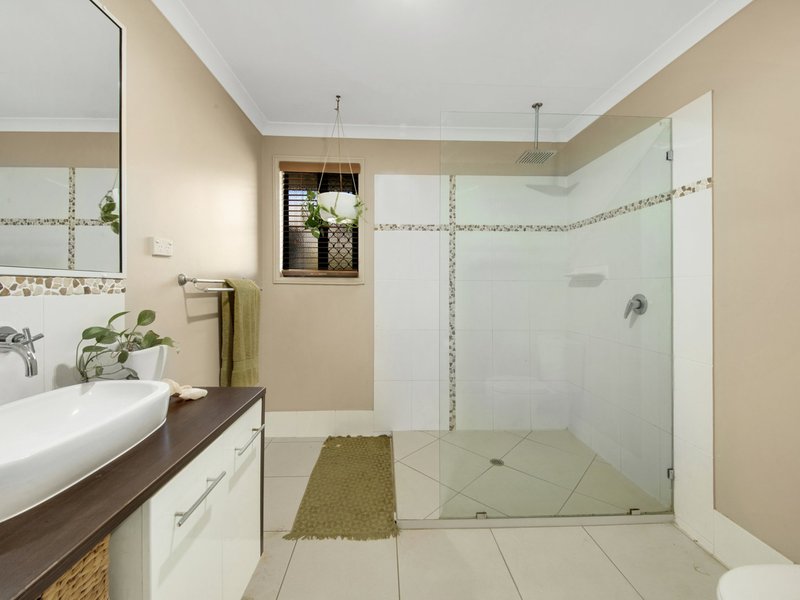 Photo - 27 Lighthouse Drive, Boyne Island QLD 4680 - Image 11