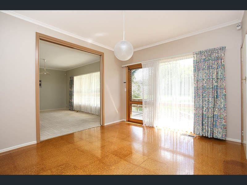 Photo - 27 Lincoln Avenue, Glen Waverley VIC 3150 - Image 3