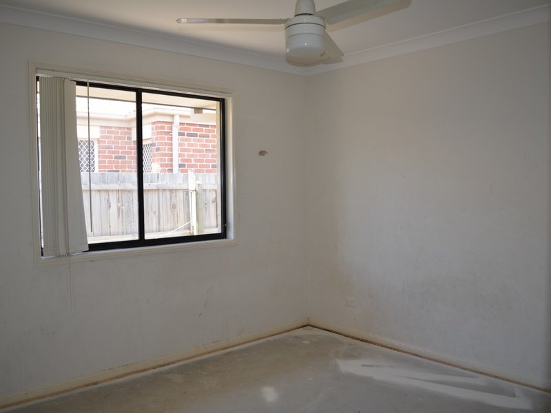 Photo - 27 Lockyer Place, Crestmead QLD 4132 - Image 9