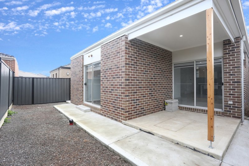 Photo - 27 Loudon Circuit, Craigieburn VIC 3064 - Image 9