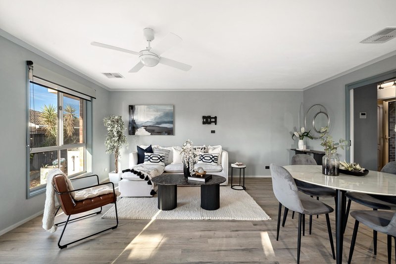 Photo - 27 Magenta Square, Amaroo ACT 2914 - Image 2