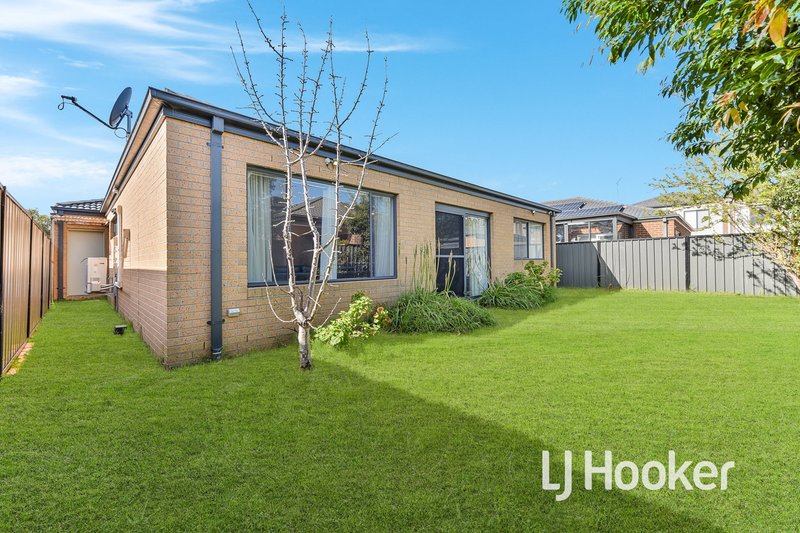 Photo - 27 Marwedel Avenue, Clyde North VIC 3978 - Image 15