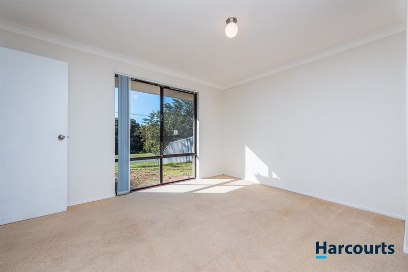 Photo - 27 Meadow Place, Quinns Rocks WA 6030 - Image 3