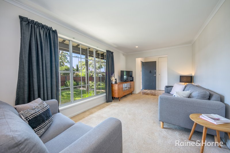 Photo - 27 Menzies Drive, Sunbury VIC 3429 - Image 5