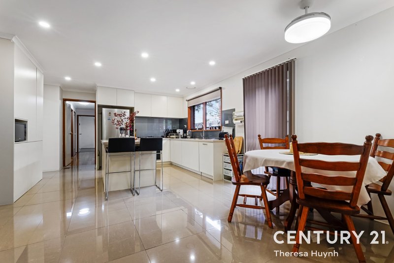 Photo - 27 Mildura Crescent, Endeavour Hills VIC 3802 - Image 4