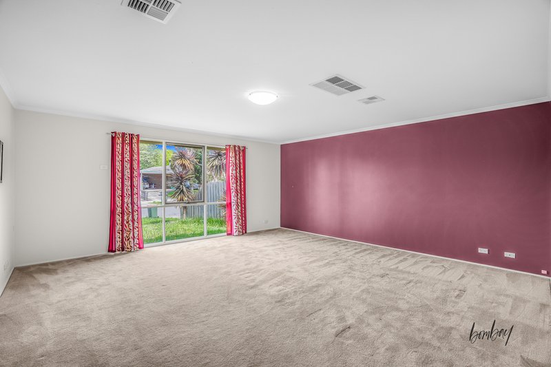 Photo - 27 Mitford Crescent, Craigieburn VIC 3064 - Image 8