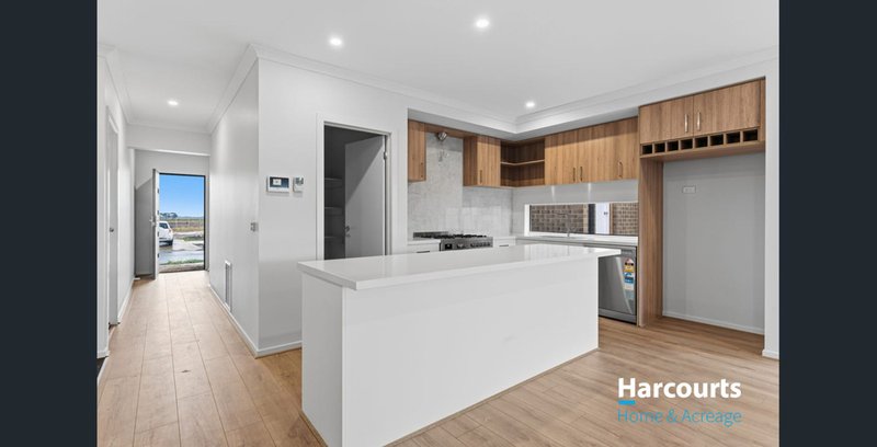 Photo - 27 Monocot Avenue, Clyde North VIC 3978 - Image 2