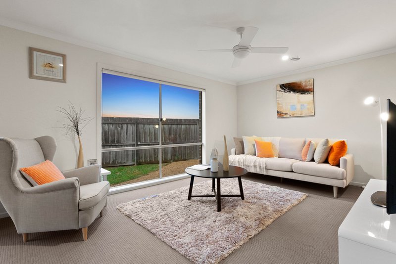 Photo - 27 Morgan Crescent, Werribee VIC 3030 - Image 6