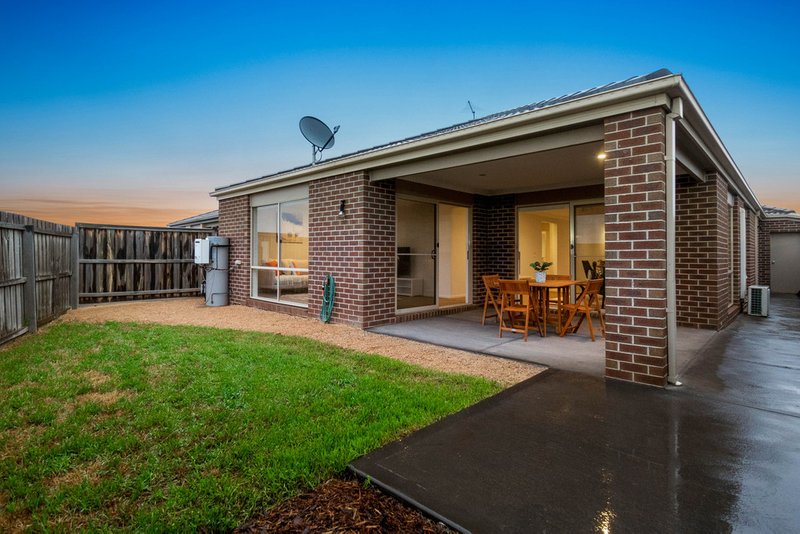 Photo - 27 Morgan Crescent, Werribee VIC 3030 - Image 12