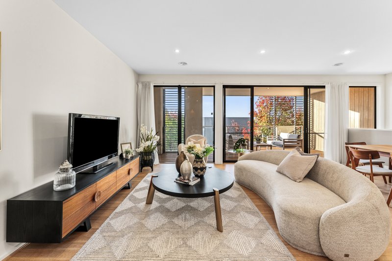 Photo - 27 Muyan Circuit, Burwood VIC 3125 - Image 2